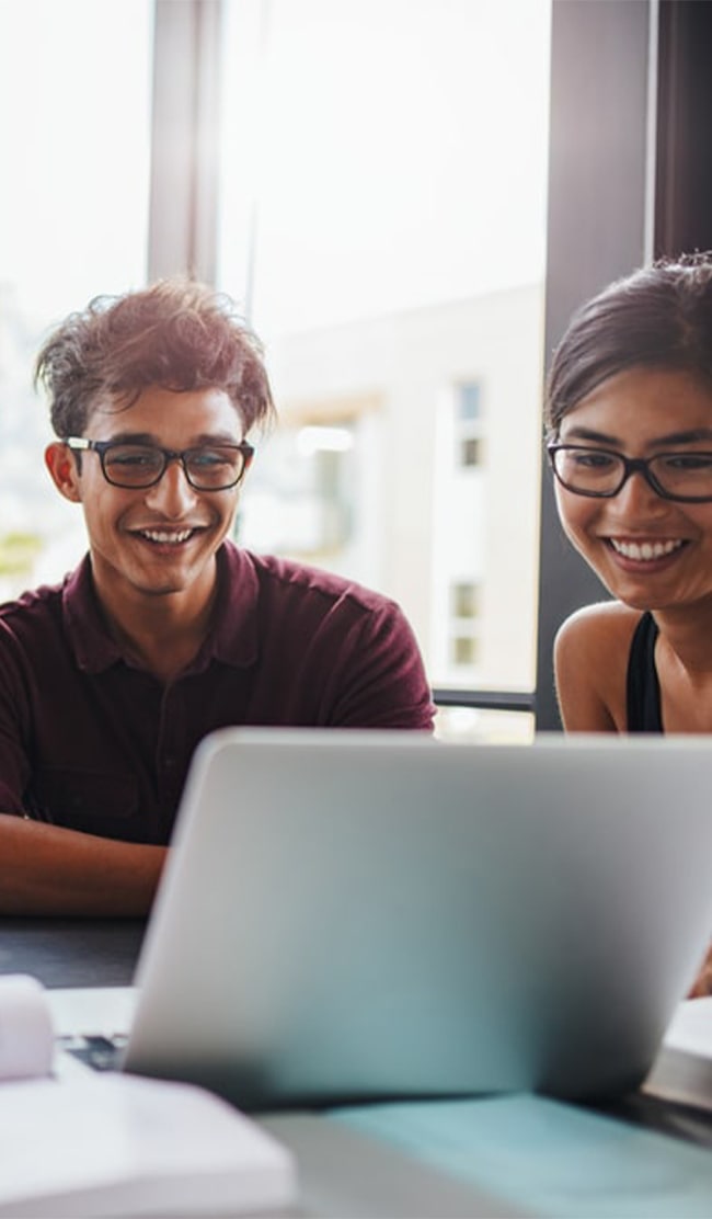 Studenti che seguono una lezione online